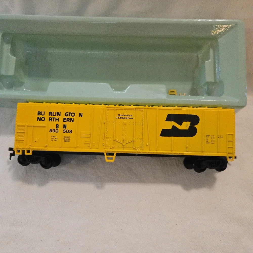 VTG Bachmann 51 Reefer Burlington Northern Yellow HO Scale Train Car 43 1009 03